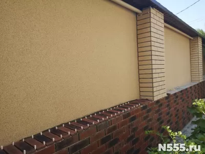 Отделка забора штукатуркой мраморная крошка